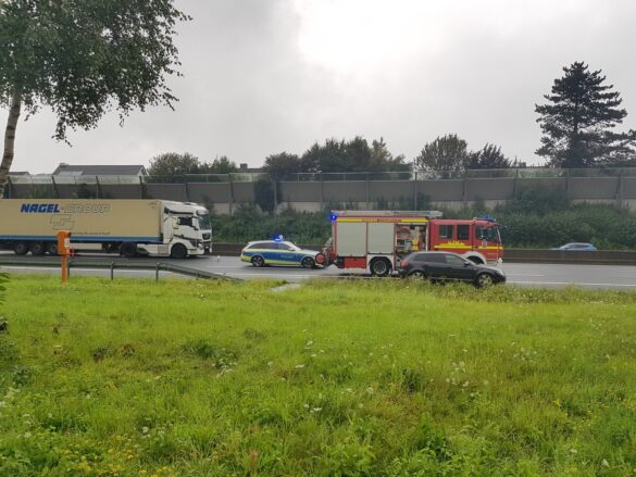 Auto fährt gegen LKW, zwei Verletzte auf der Autobahn A30 bei Osnabrück
