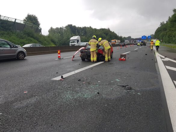 Auto fährt gegen LKW, zwei Verletzte auf der Autobahn A30 bei Osnabrück