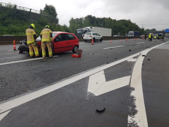 Auto fährt gegen LKW, zwei Verletzte auf der Autobahn A30 bei Osnabrück