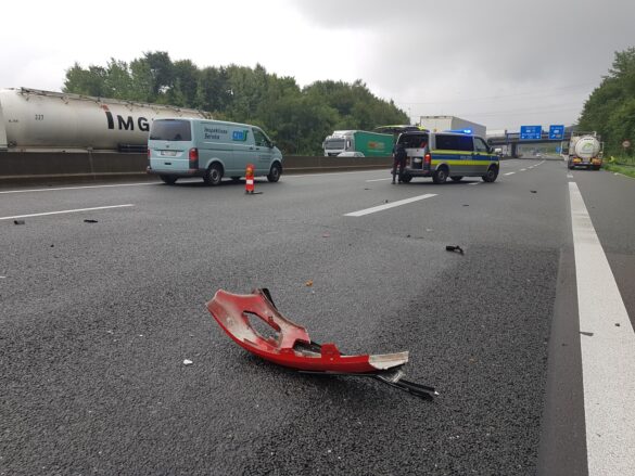 Auto fährt gegen LKW, zwei Verletzte auf der Autobahn A30 bei Osnabrück