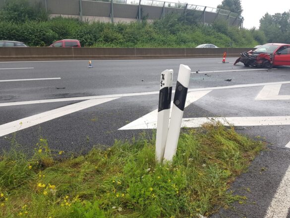 Auto fährt gegen LKW, zwei Verletzte auf der Autobahn A30 bei Osnabrück