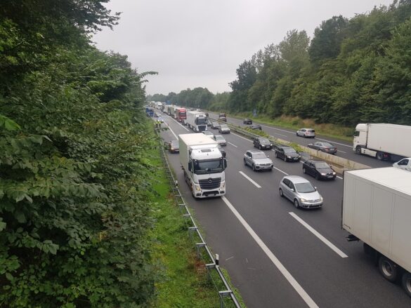Auto fährt gegen LKW, zwei Verletzte auf der Autobahn A30 bei Osnabrück