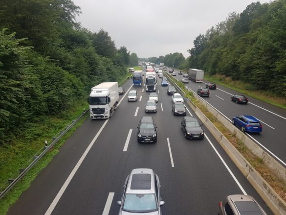 Auto fährt gegen LKW, zwei Verletzte auf der Autobahn A30 bei Osnabrück