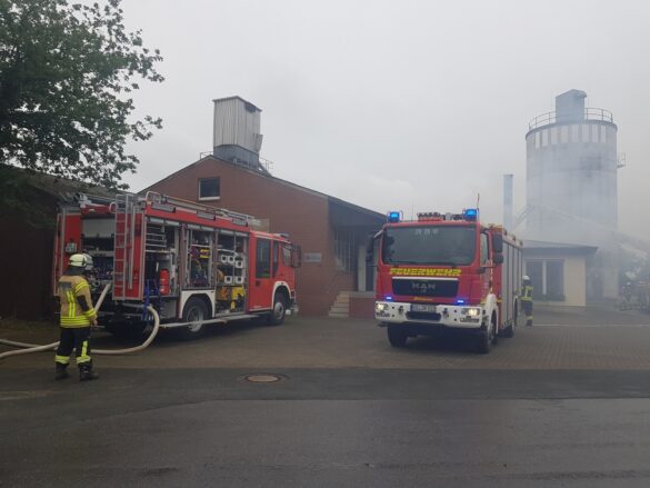 Spänebunker und Gebäude brennen in Glandorf