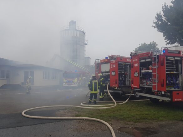 Spänebunker und Gebäude brennen in Glandorf