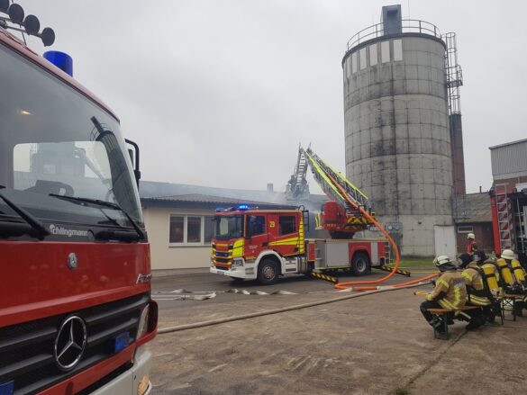 Spänebunker und Gebäude brennen in Glandorf