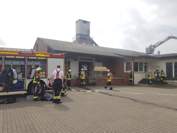 Spänebunker und Gebäude brennen in Glandorf