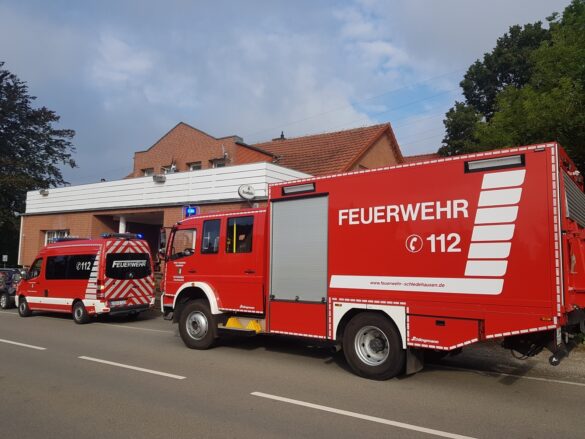 2021-08-20_Unfall-Zusammenstoss-PKW-eingeklemmt-Bissendorf-LK-Osnabrueck-002 PKW-Fahrerin bei Kreuzungsunfall in Bissendorf eingeklemmt