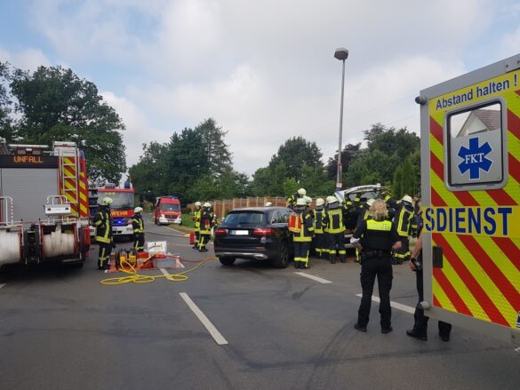 2021-08-20_Unfall-Zusammenstoss-PKW-eingeklemmt-Bissendorf-LK-Osnabrueck-004 PKW-Fahrerin bei Kreuzungsunfall in Bissendorf eingeklemmt