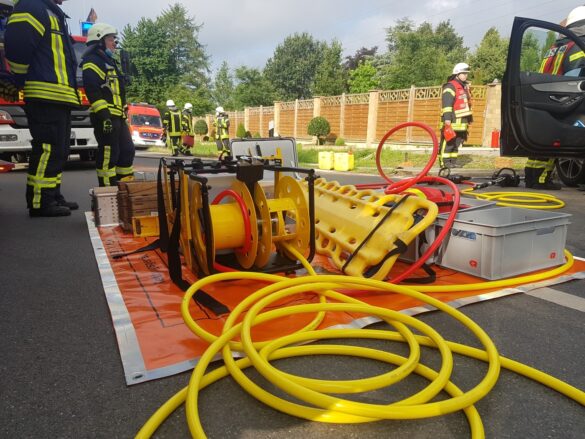 2021-08-20_Unfall-Zusammenstoss-PKW-eingeklemmt-Bissendorf-LK-Osnabrueck-005 PKW-Fahrerin bei Kreuzungsunfall in Bissendorf eingeklemmt