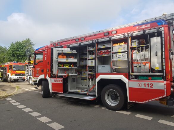 2021-08-20_Unfall-Zusammenstoss-PKW-eingeklemmt-Bissendorf-LK-Osnabrueck-006 PKW-Fahrerin bei Kreuzungsunfall in Bissendorf eingeklemmt