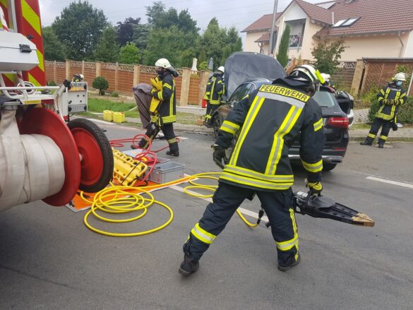 2021-08-20_Unfall-Zusammenstoss-PKW-eingeklemmt-Bissendorf-LK-Osnabrueck-007 PKW-Fahrerin bei Kreuzungsunfall in Bissendorf eingeklemmt