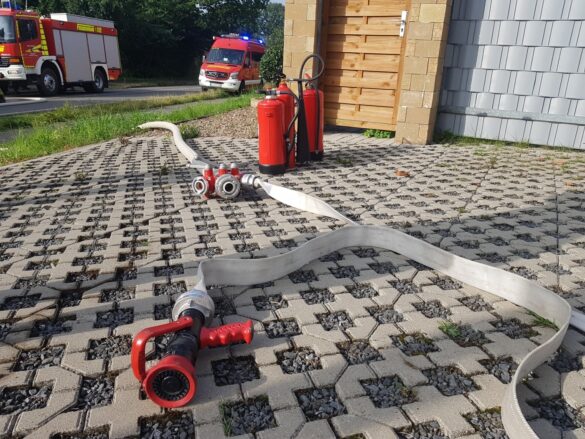 2021-08-20_Unfall-Zusammenstoss-PKW-eingeklemmt-Bissendorf-LK-Osnabrueck-010 PKW-Fahrerin bei Kreuzungsunfall in Bissendorf eingeklemmt