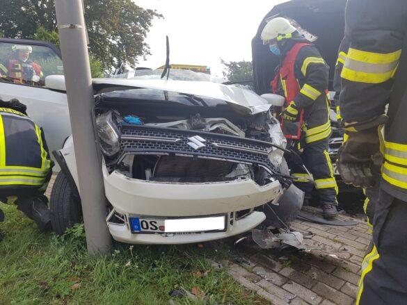 2021-08-20_Unfall-Zusammenstoss-PKW-eingeklemmt-Bissendorf-LK-Osnabrueck-011 PKW-Fahrerin bei Kreuzungsunfall in Bissendorf eingeklemmt