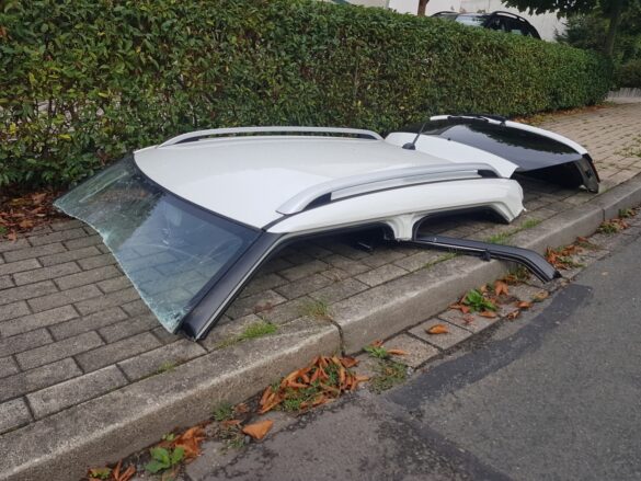 2021-08-20_Unfall-Zusammenstoss-PKW-eingeklemmt-Bissendorf-LK-Osnabrueck-012 PKW-Fahrerin bei Kreuzungsunfall in Bissendorf eingeklemmt