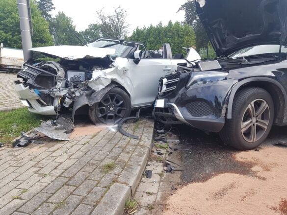 2021-08-20_Unfall-Zusammenstoss-PKW-eingeklemmt-Bissendorf-LK-Osnabrueck-013 PKW-Fahrerin bei Kreuzungsunfall in Bissendorf eingeklemmt
