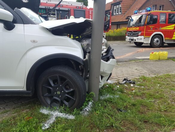2021-08-20_Unfall-Zusammenstoss-PKW-eingeklemmt-Bissendorf-LK-Osnabrueck-014 PKW-Fahrerin bei Kreuzungsunfall in Bissendorf eingeklemmt