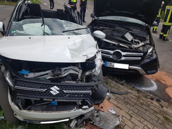 2021-08-20_Unfall-Zusammenstoss-PKW-eingeklemmt-Bissendorf-LK-Osnabrueck-015 PKW-Fahrerin bei Kreuzungsunfall in Bissendorf eingeklemmt