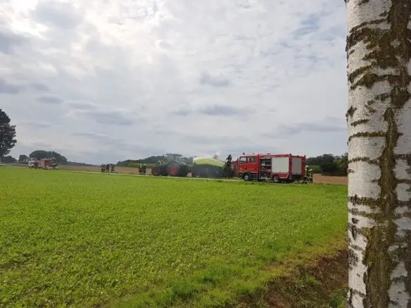 Brand einer Strohballenpresse in Melle bei Osnabrück