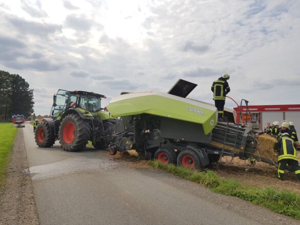 Brand einer Strohballenpresse in Melle bei Osnabrück