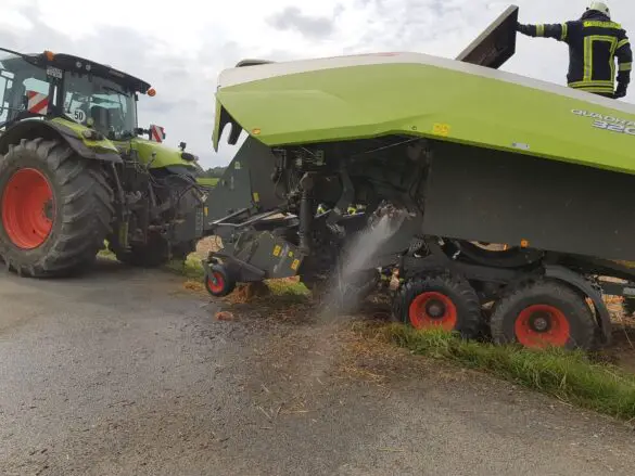 Brand einer Strohballenpresse in Melle bei Osnabrück
