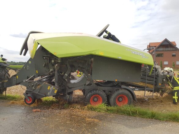 Brand einer Strohballenpresse in Melle bei Osnabrück