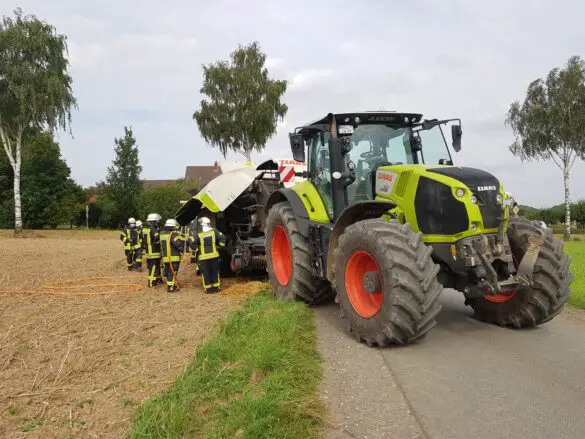 Brand einer Strohballenpresse in Melle bei Osnabrück