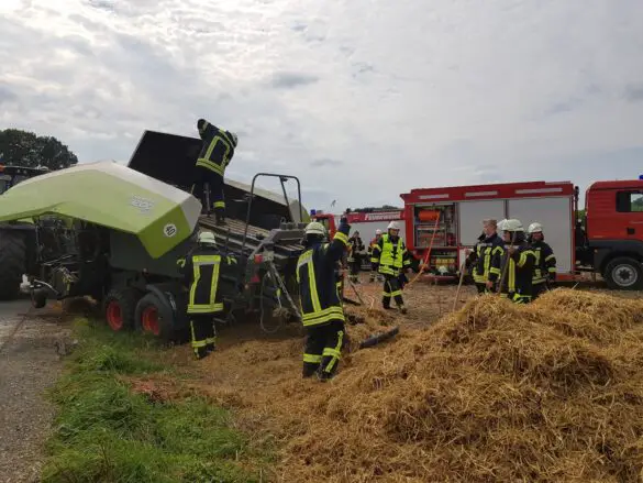 Brand einer Strohballenpresse in Melle bei Osnabrück