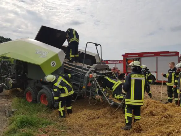 Brand einer Strohballenpresse in Melle bei Osnabrück