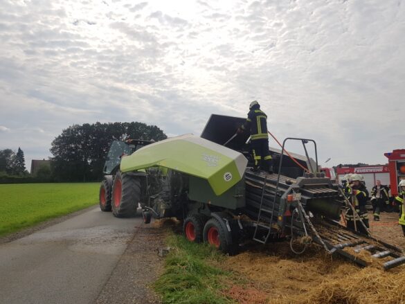Brand einer Strohballenpresse in Melle bei Osnabrück