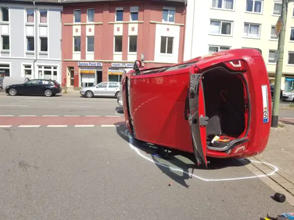 Autos prallen zusammen, ein Wagen kippt in Osnabrück um