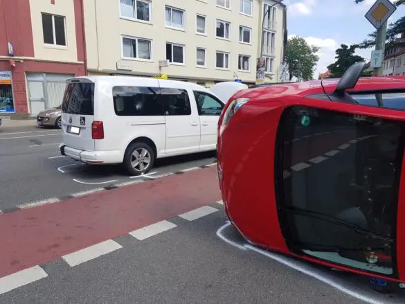 Autos prallen zusammen, ein Wagen kippt in Osnabrück um