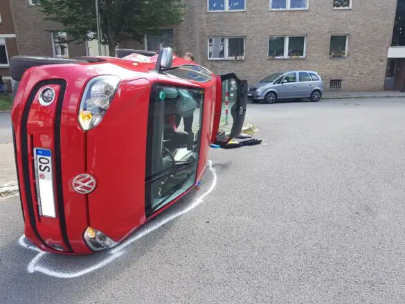 Autos prallen zusammen, ein Wagen kippt in Osnabrück um