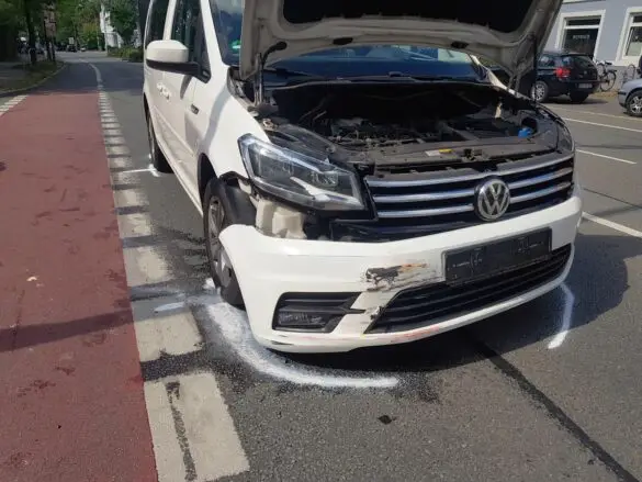 Autos prallen zusammen, ein Wagen kippt in Osnabrück um