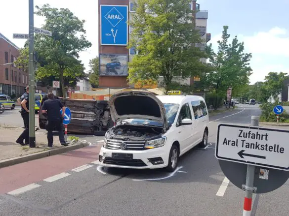 Autos prallen zusammen, ein Wagen kippt in Osnabrück um