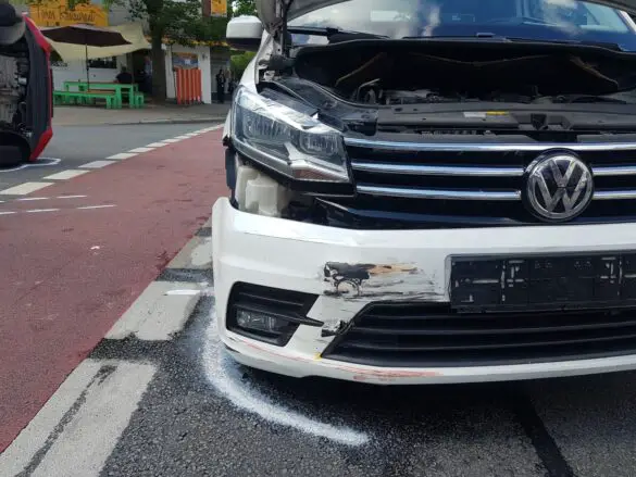 Autos prallen zusammen, ein Wagen kippt in Osnabrück um