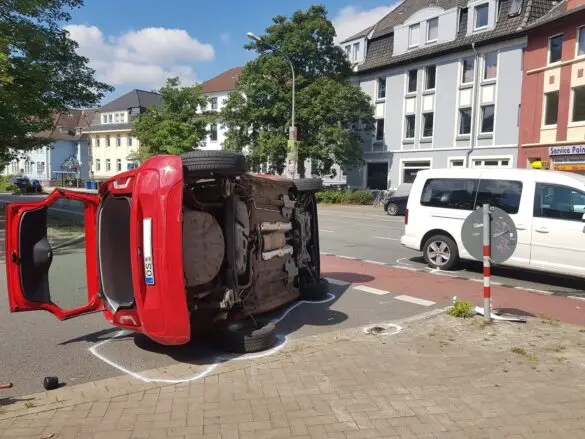 Autos prallen zusammen, ein Wagen kippt in Osnabrück um