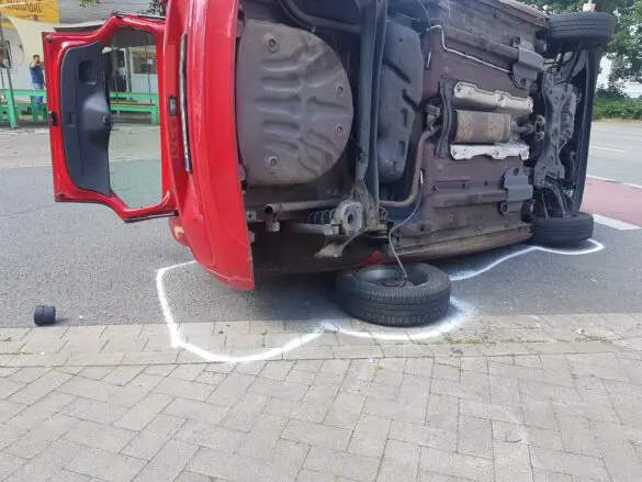 Autos prallen zusammen, ein Wagen kippt in Osnabrück um