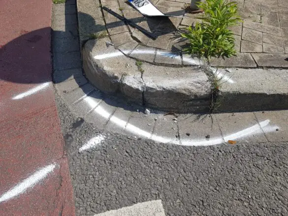 Autos prallen zusammen, ein Wagen kippt in Osnabrück um