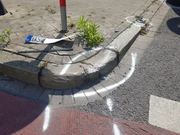 Autos prallen zusammen, ein Wagen kippt in Osnabrück um