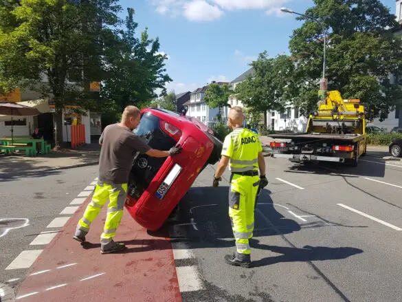 Autos prallen zusammen, ein Wagen kippt in Osnabrück um