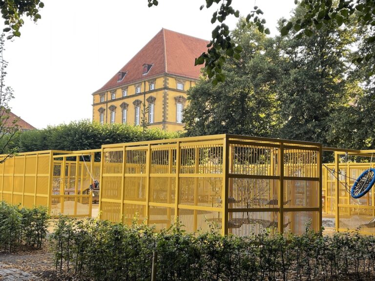 Spielplatz oder eine unglückliche Mischung aus DHL-Packstation und Hühnerkäfig?
