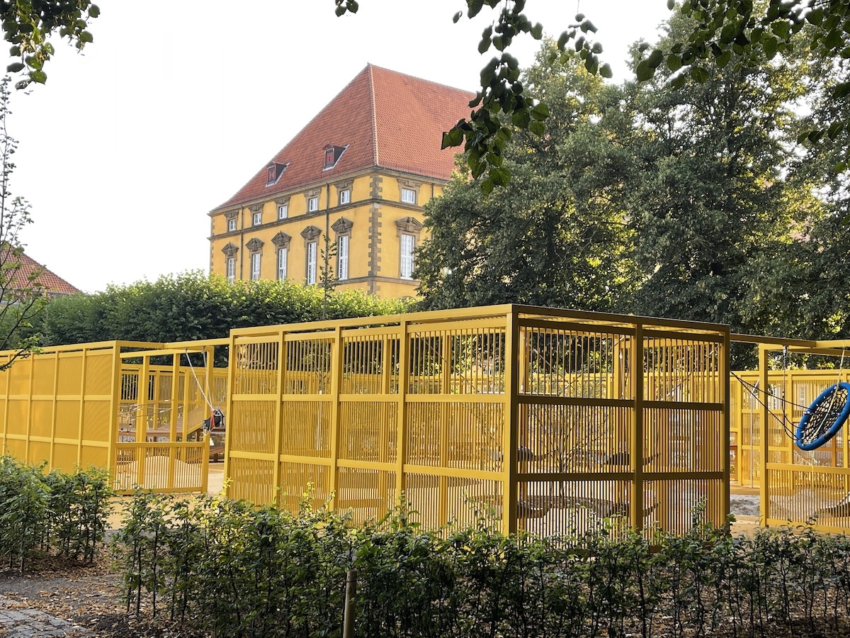 Spielplatz oder eine unglückliche Mischung aus DHL-Packstation und Hühnerkäfig?