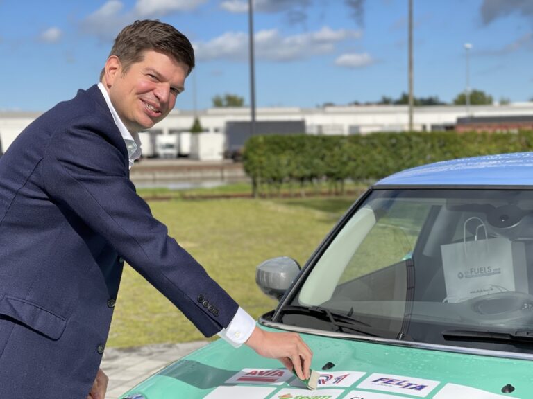 Q1-Chef Frederick Beckmann und das erste in Osnabrück mit E-Fuel betankte Auto