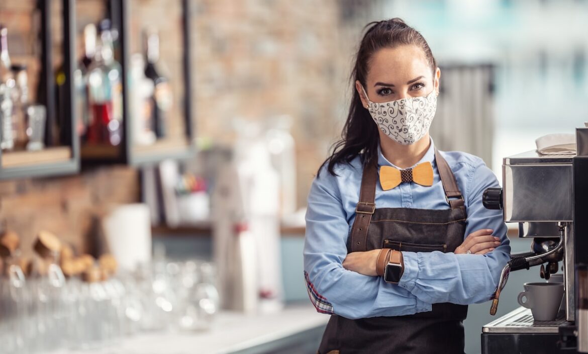 Restaurantmitarbeiterin mit Maske