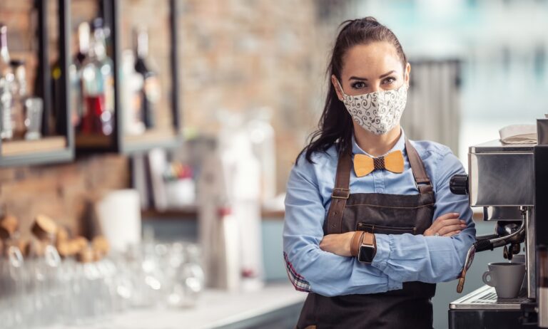 Restaurantmitarbeiterin mit Maske