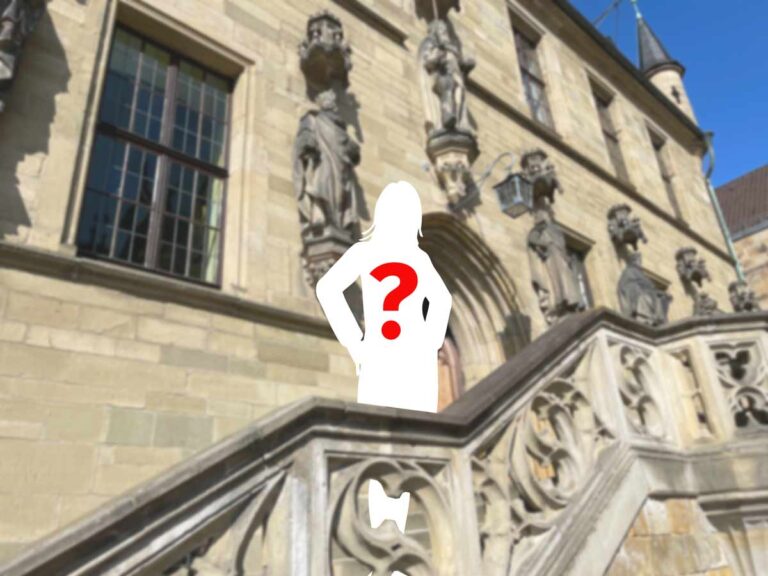 Symbolbild: Frau vor Rathaus
