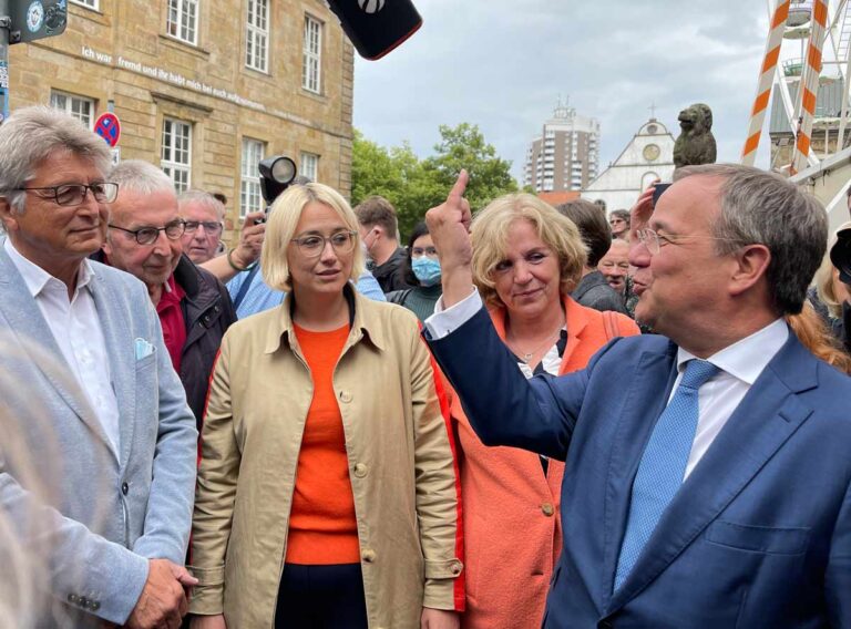 Die Osnabrücker-CDU-Prominenz (Fritz Brickwedde, Franz-Josef Schwack, Katharina Pötter und Eva-Maria Westermann) rätselt... was will uns Armin Laschet mit dem ausgestreckten Finger sage? Foto: Pohlmann