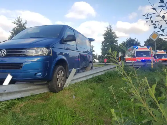 Bulli kippt bei Zusammenstoß in Melle um