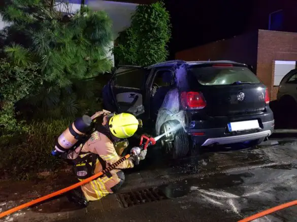 Auto brennt vor Wohnhaus in Hilter im Landkreis Osnabrück